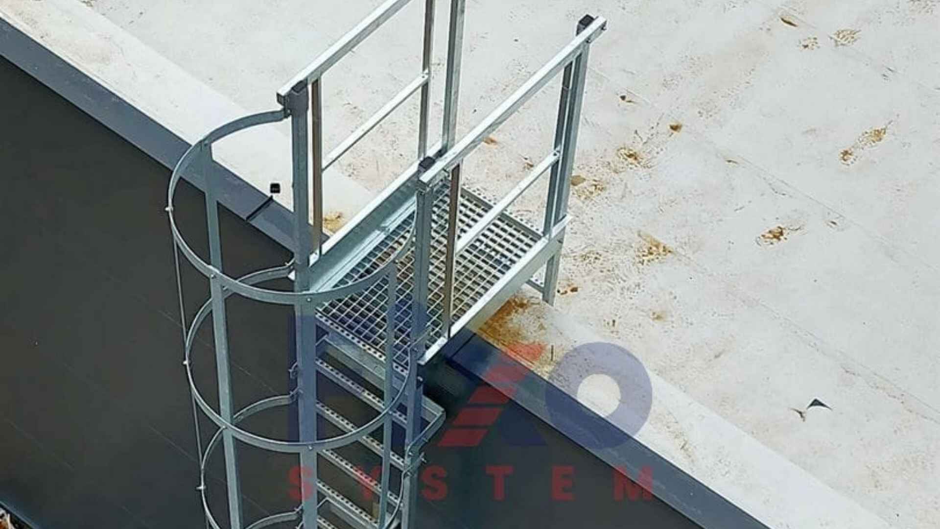Drabina z koszem ochronnym i podestem spoczynkowym